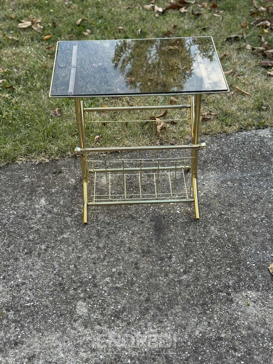 Mid-century modern réz és füstszínű üveg kisasztal — beépített újság tartó, 1970-as évek - Image 2