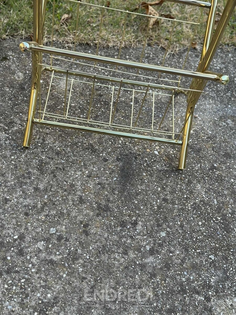 Mid-century modern réz és füstszínű üveg kisasztal — beépített újság tartó, 1970-as évek - Image 3