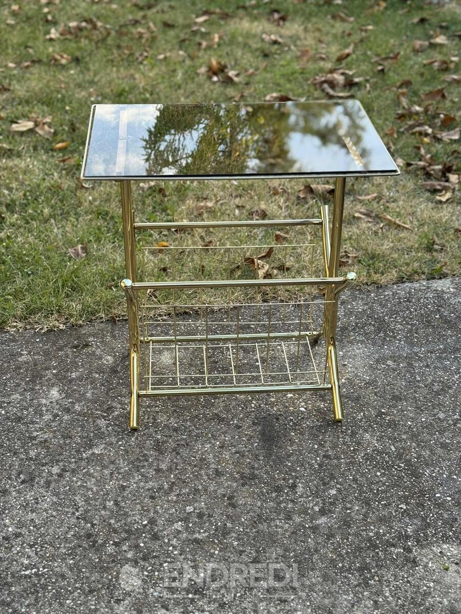 Mid-century modern réz és füstszínű üveg kisasztal — beépített újság tartó, 1970-as évek - Image 4