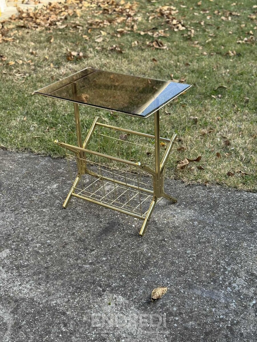 Mid-century modern réz és füstszínű üveg kisasztal — beépített újság tartó, 1970-as évek - Image 6