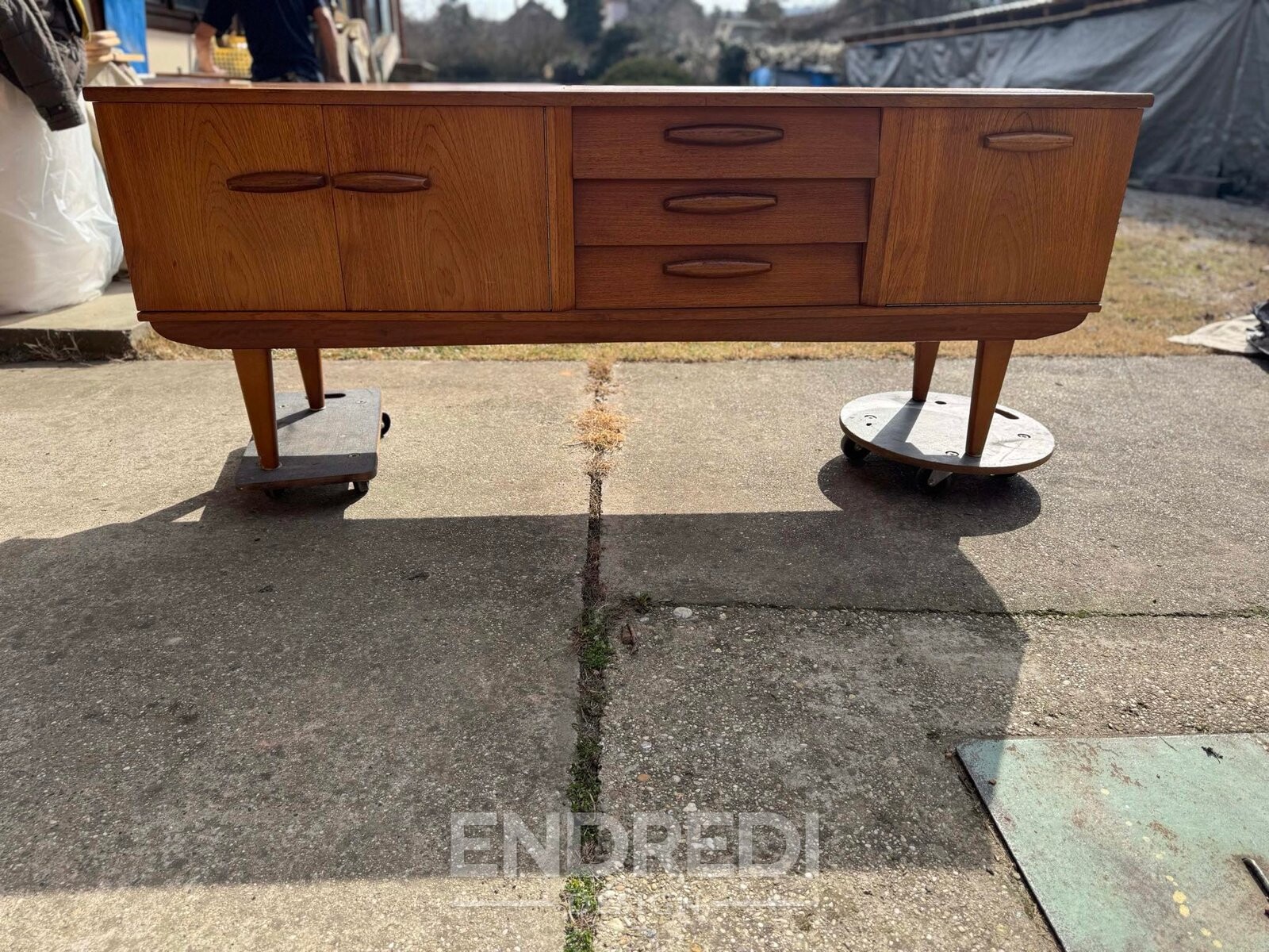 Vintage aranyszínű teak tálalószekrény — Jentique, 1960-as évek - Image 2